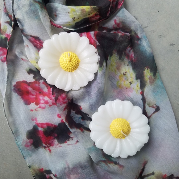 Tea Light Candles Daisy Flower Shaped - Garden Tea Party Birthday Floral Decor - Picture 5 of 6